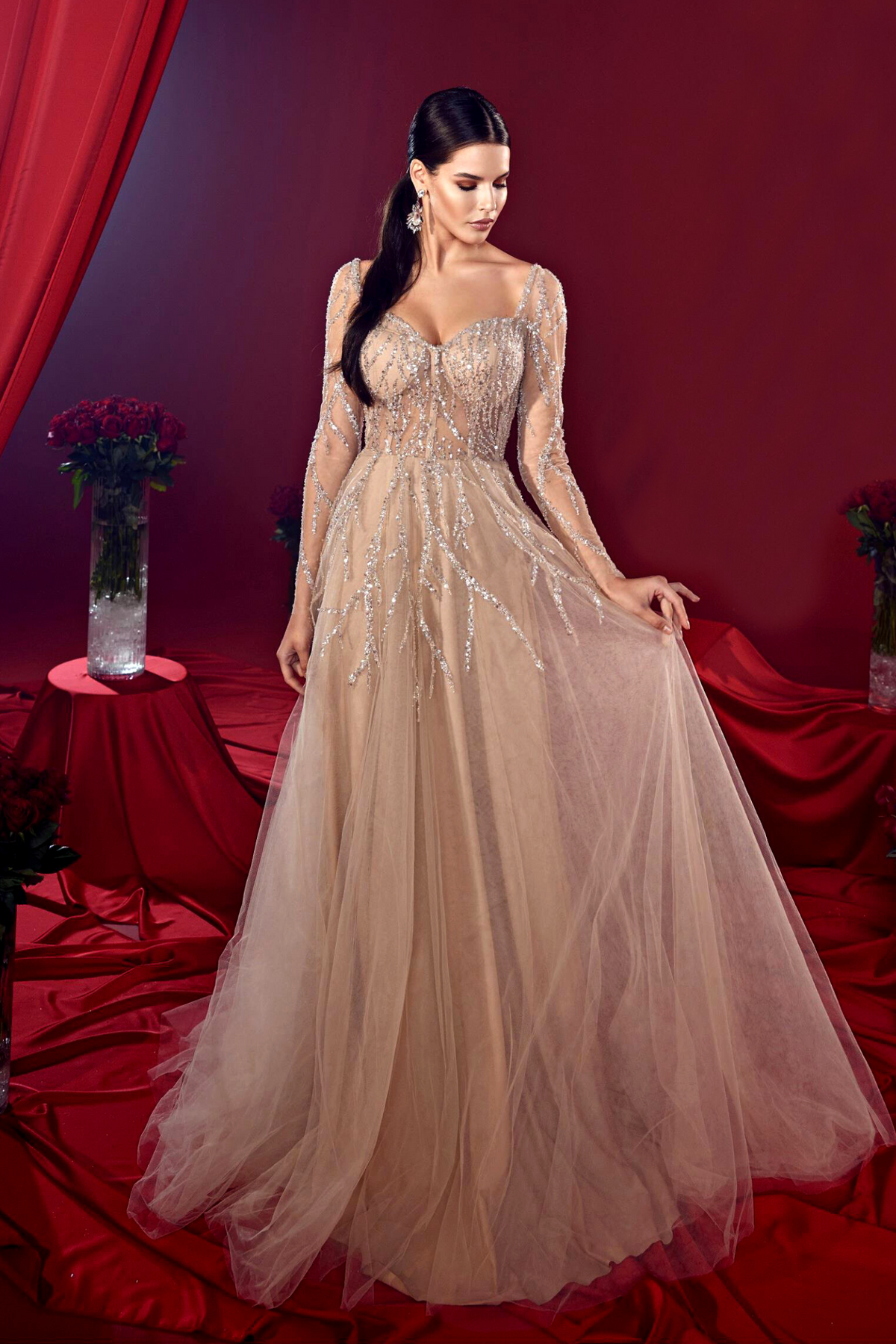 Abito lungo beige da cerimonia Moda-Mania, svasato con maniche lunghe, corpetto a cuore e decorazioni in paillettes in tulle