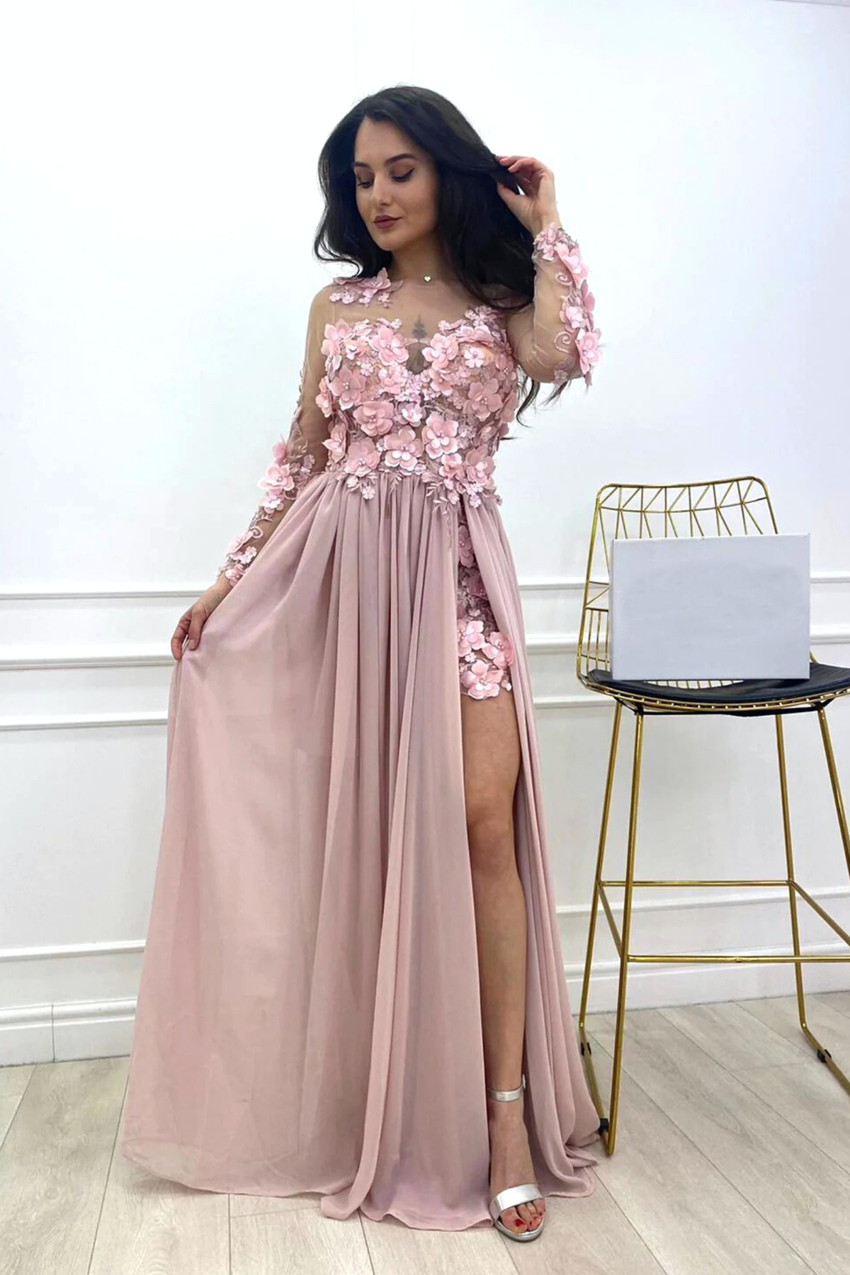 Abito lungo rosa chiaro Moda-Mania con strascico e corpetto in tulle nude a fiori 3D, ideale per occasioni speciali.