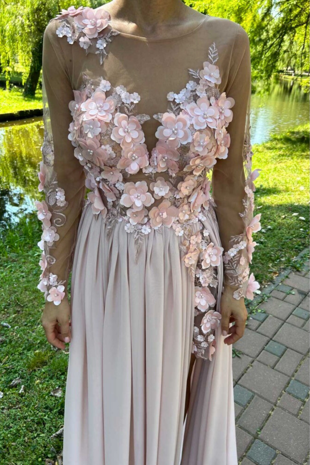 Abito lungo rosa chiaro Axa con strascico e corpetto in tulle nude a fiori 3D, perfetto per occasioni eleganti.