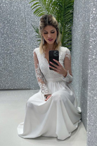 Abito lungo svasato bianco Moda-Mania con spacco laterale e corpetto in tulle ricamato, elegante e femminile.