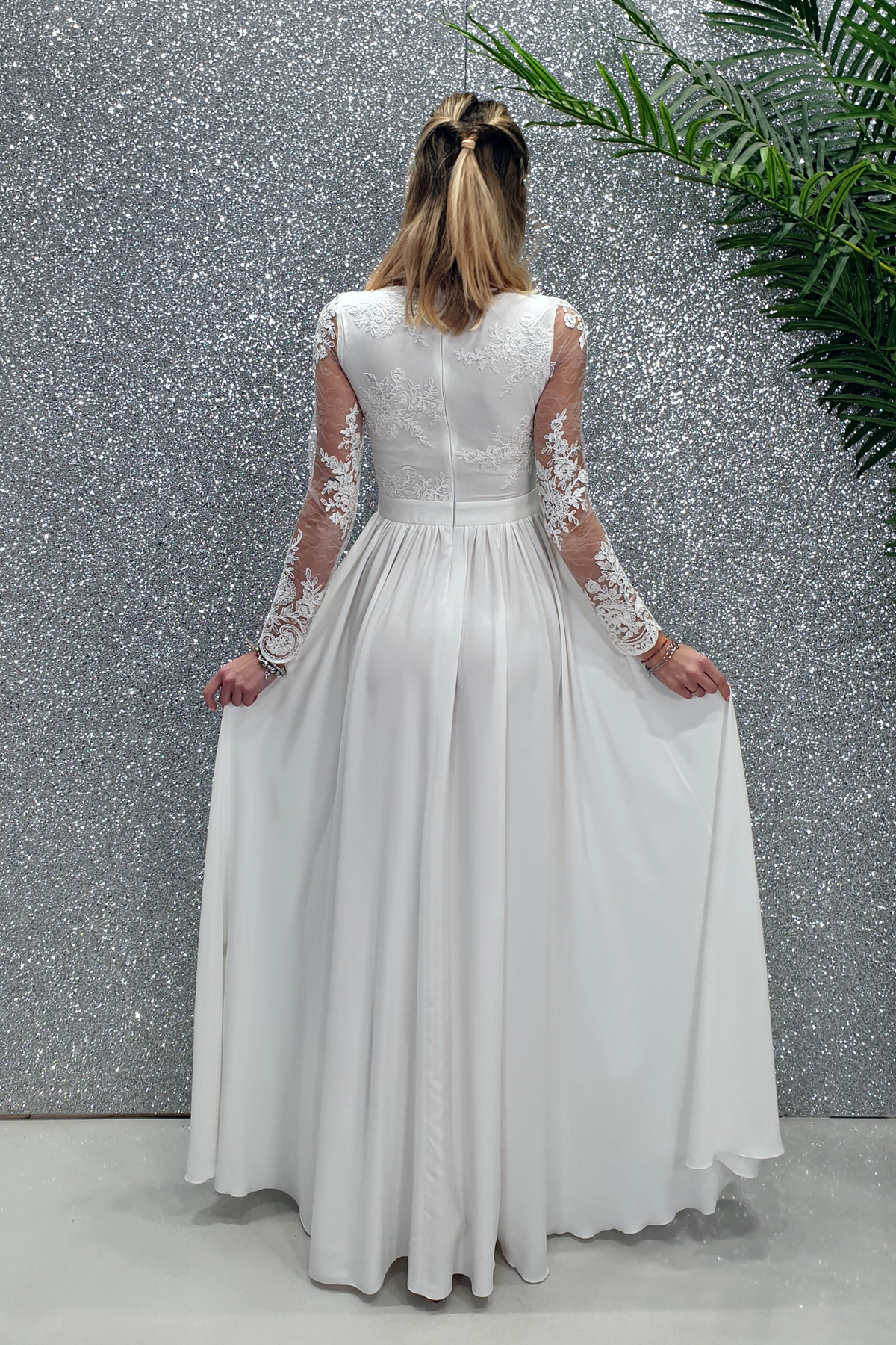 Abito lungo svasato bianco con spacco laterale e corpetto in tulle ricamato, Moda-Mania, abito elegante da sera.