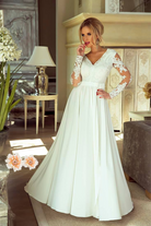 Abito lungo svasato bianco Moda-Mania con spacco laterale e corpetto in tulle ricamato, elegante e femminile.