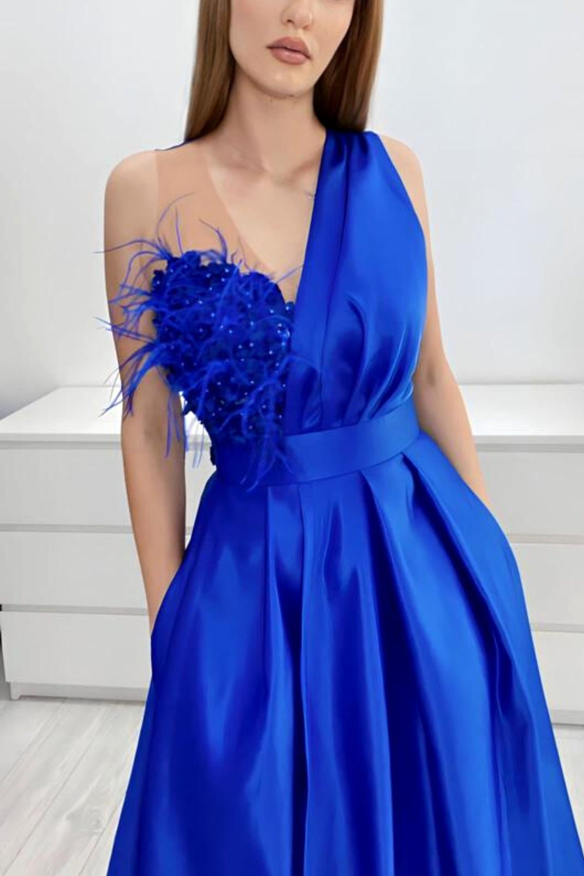 Abito lungo svasato blu elettrico Moda-Mania con spacco laterale e corpetto in perline, piume e fiori 3D.