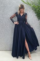 Abito lungo svasato blu notte con spacco laterale e corpetto in tulle ricamato, moda-manía, elegante abito da sera femminile.