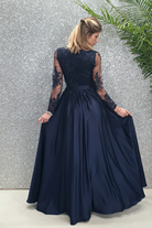 Abito lungo svasato blu notte con spacco laterale e corpetto in tulle ricamato, firmato Moda-Mania.