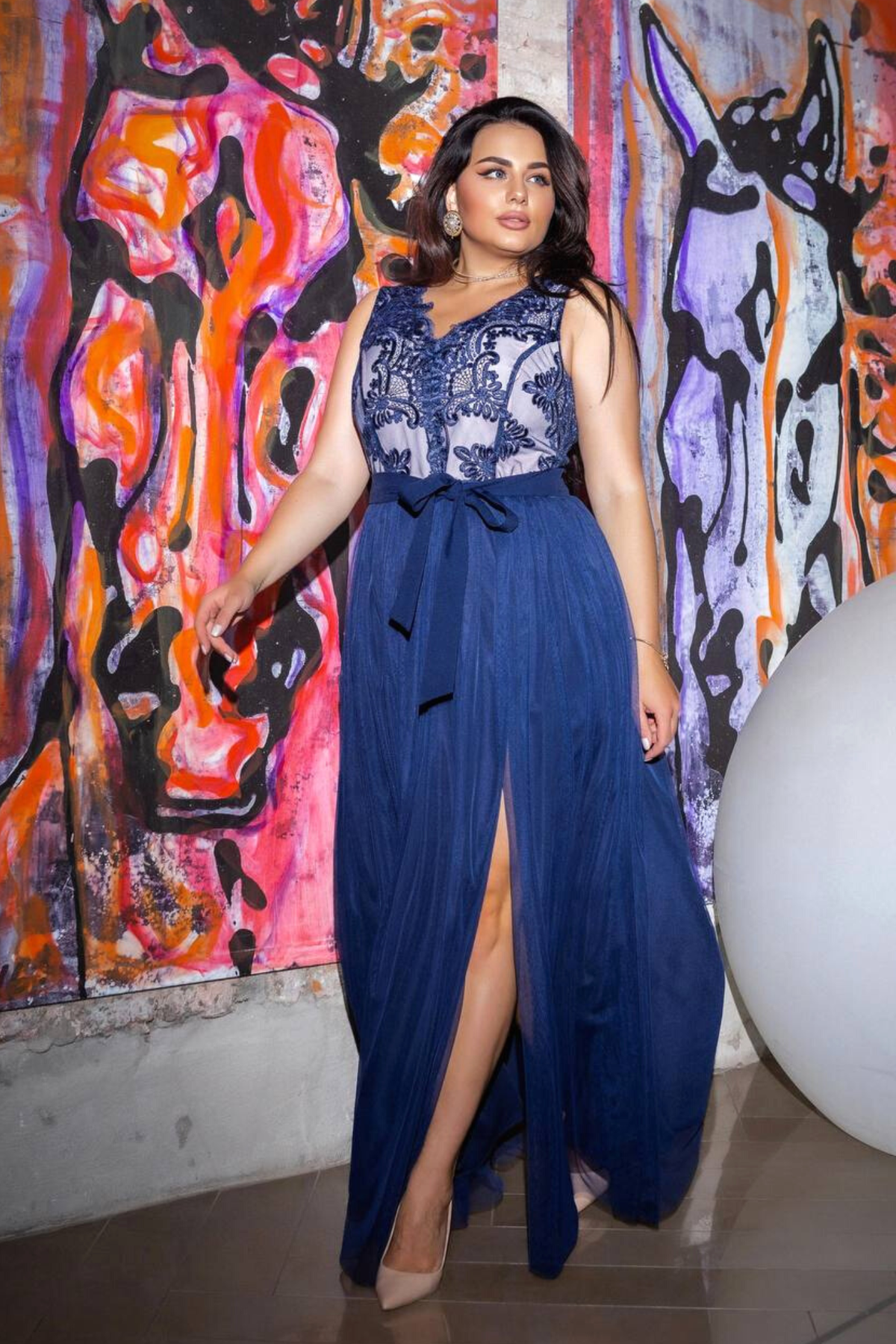 Abito lungo svasato blu notte per donne curvy con corpetto ricamato a V e gonna in tulle, Moda-Mania.