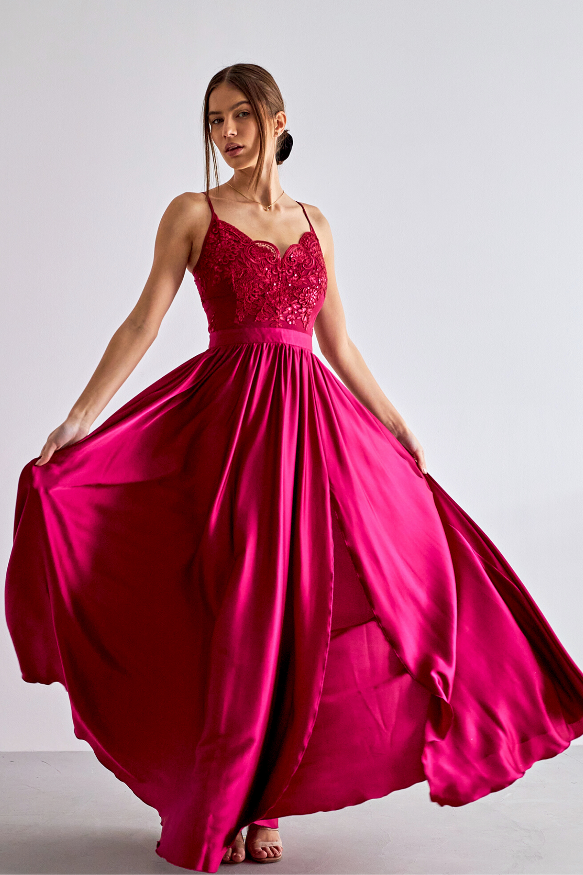 Abito lungo svasato bordeaux magenta con spacco laterale e corpetto in tulle ricamato, firmato Moda Mania.