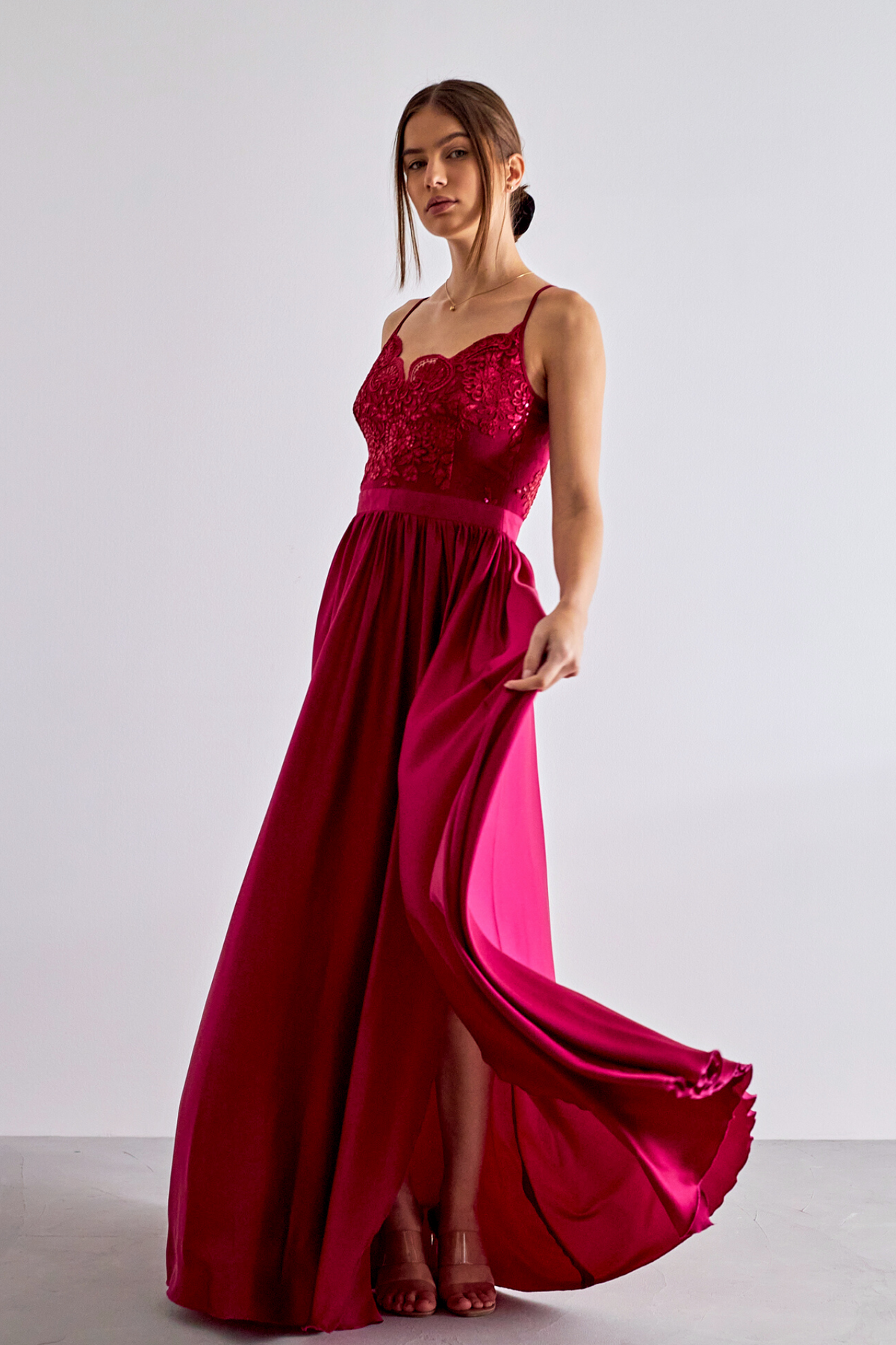 Abito lungo svasato bordeaux con spacco laterale e corpetto in tulle ricamato, moda Mania, elegante vestito da sera.