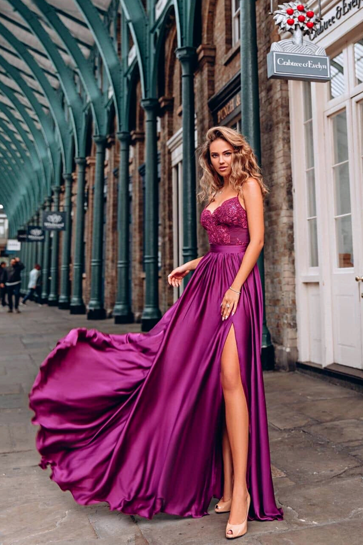Abito lungo svasato bordeaux con spacco laterale e corpetto in tulle ricamato, moda Mania, elegante e femminile.