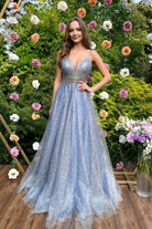Abito lungo svasato celeste e oro di Moda-Mania, con corpetto in tulle a rette e gonna glitterata dorata.