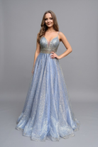 Abito lungo svasato celeste oro di Moda-Mania con corpetto in tulle a rette e gonna glitterata dorata.