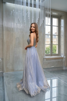 Abito lungo svasato celeste e oro di Moda-Mania con corpetto in tulle a rette e gonna glitterata in tulle dorato.