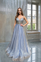 Abito lungo svasato celeste e dorato Moda-Mania, con corpetto in tulle a rette e gonna in tulle glitterato dorato.