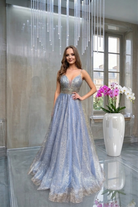 Abito lungo svasato celeste oro Moda-Mania con corpetto in tulle a rette e gonna in tulle glitterato dorato.