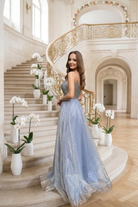 Abito lungo svasato celeste e oro di Moda-Mania con corpetto in tulle a rette e gonna glitterata in tulle dorato