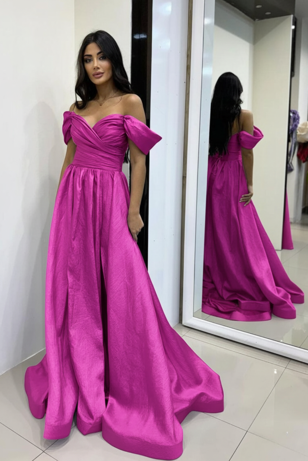 Abito lungo svasato da cerimonia fucsia Moda-Mania con scollo a barchetta e stringhe regolabili, dettaglio visibile in primo piano.