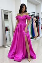 Abito lungo svasato da cerimonia fucsia Moda-Mania con scollo a barchetta e stringhe regolabili, dettagli elegante e femminile.