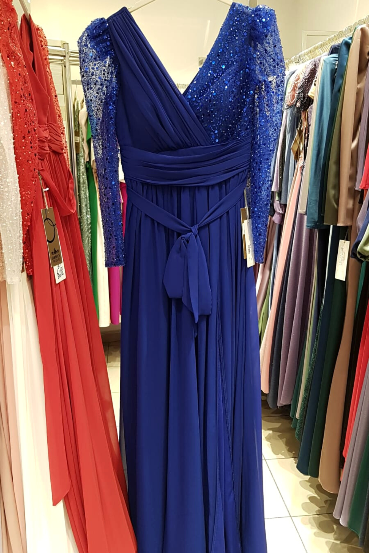 Abito lungo svasato per donne curvy blu elettrico in tulle con perline e paillettes, maniche lunghe, marca Moda-Mania.