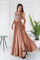 Abito lungo svasato dorato bronzo con spacco laterale e corpetto in tulle ricamato, firmato Moda-Mania.