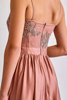 Abito lungo svasato dorato bronzo Moda-Mania con spacco laterale e corpetto in tulle ricamato, elegante e raffinato.