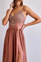 Abito lungo svasato dorato bronzo Moda-Mania con spacco laterale e corpetto in tulle ricamato, elegante e raffinato.
