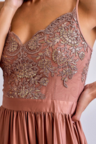 Abito lungo svasato dorato bronzo con spacco laterale e corpetto in tulle ricamato, Moda-Mania, elegante e raffinato.