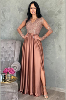 Abito lungo svasato dorato bronzo in tessuto lucido con spacco laterale e corpetto in tulle ricamato, da Moda-Mania.