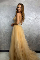 Abito lungo svasato dorato Moda-Mania con corpetto in tulle e paillettes, gonna in tulle glitterato, elegante e brillante.