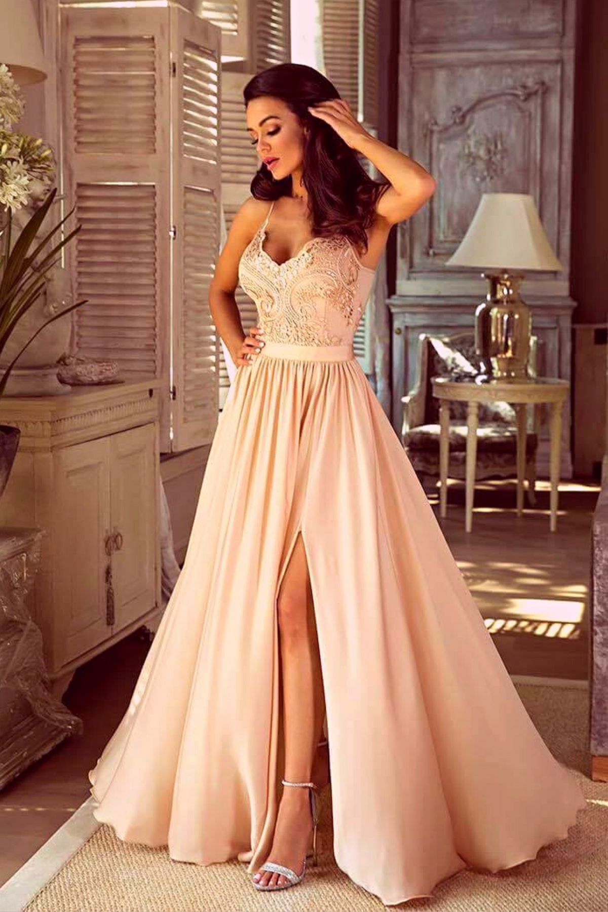 Abito lungo svasato dorato con spacco laterale e corpetto in tulle ricamato, moda-mania, elegante abito da sera femminile