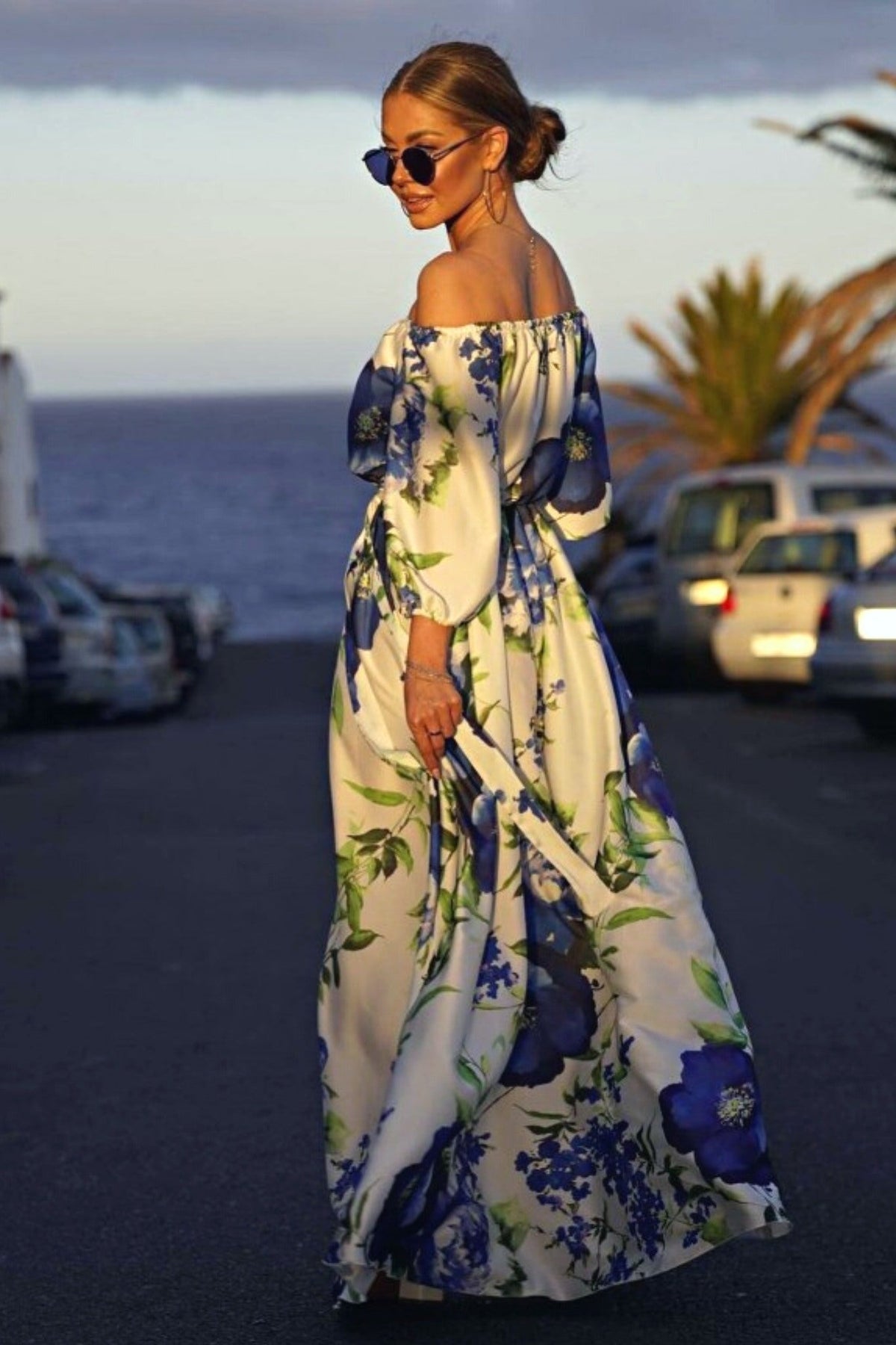 Abito lungo svasato estivo bianco con fantasia floreale blu e scollo a barchetta in tessuto satinato, moda-mania.