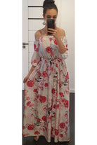 Abito lungo svasato estivo bianco con fantasia floreale rossa, scollo a barchetta in tessuto satinato, Moda-Mania.