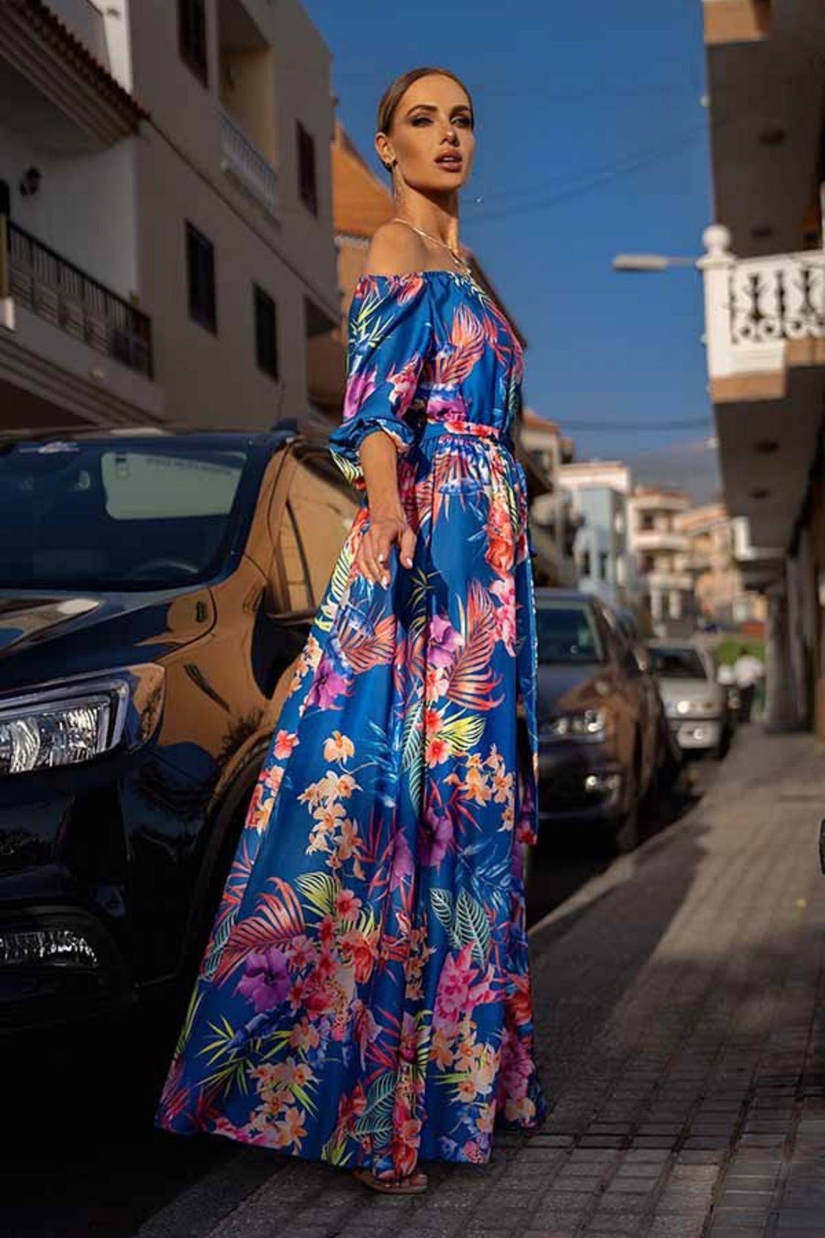 Abito lungo svasato estivo blu a fantasia floreale con scollo a barchetta in tessuto satinato, marca Moda-Mania.