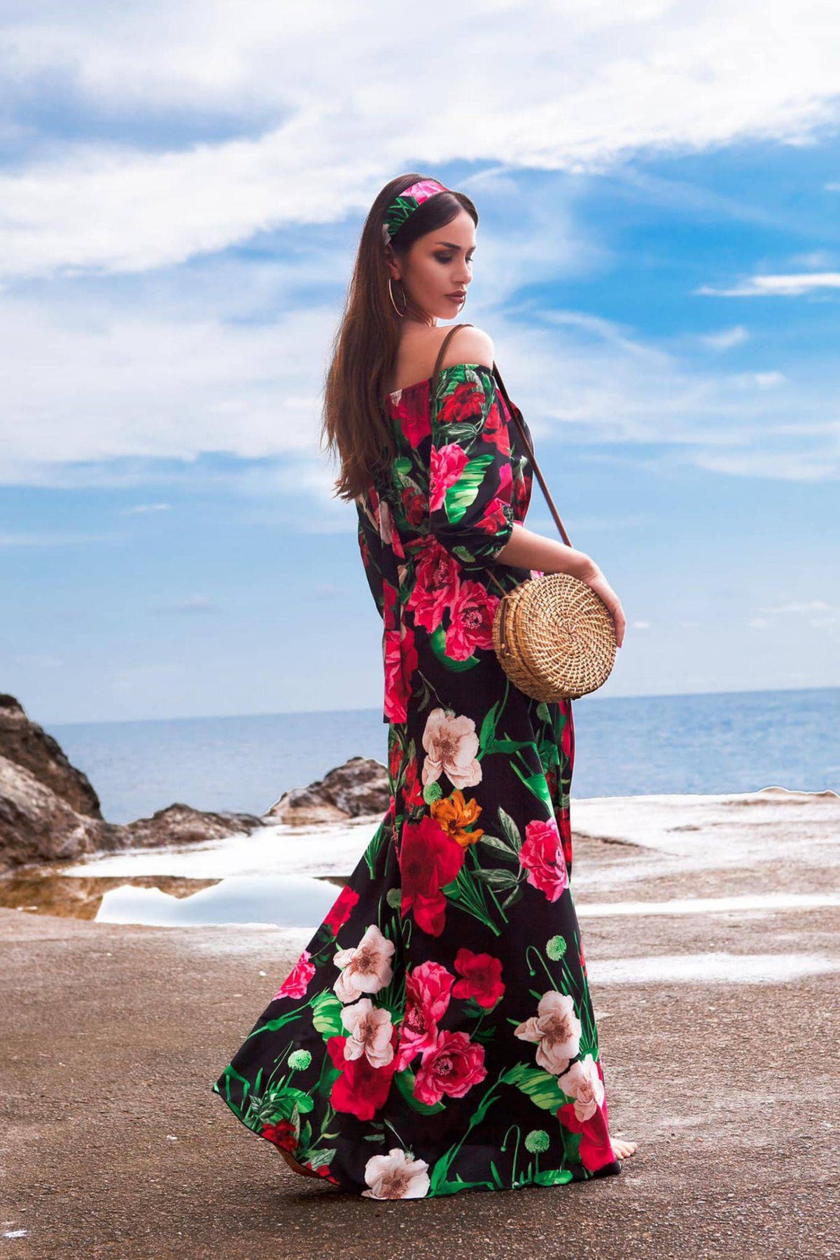 Abito lungo svasato estivo nero con fantasia floreale, scollo a barchetta in tessuto satinato, Moda-Mania, abiti lunghi femminili
