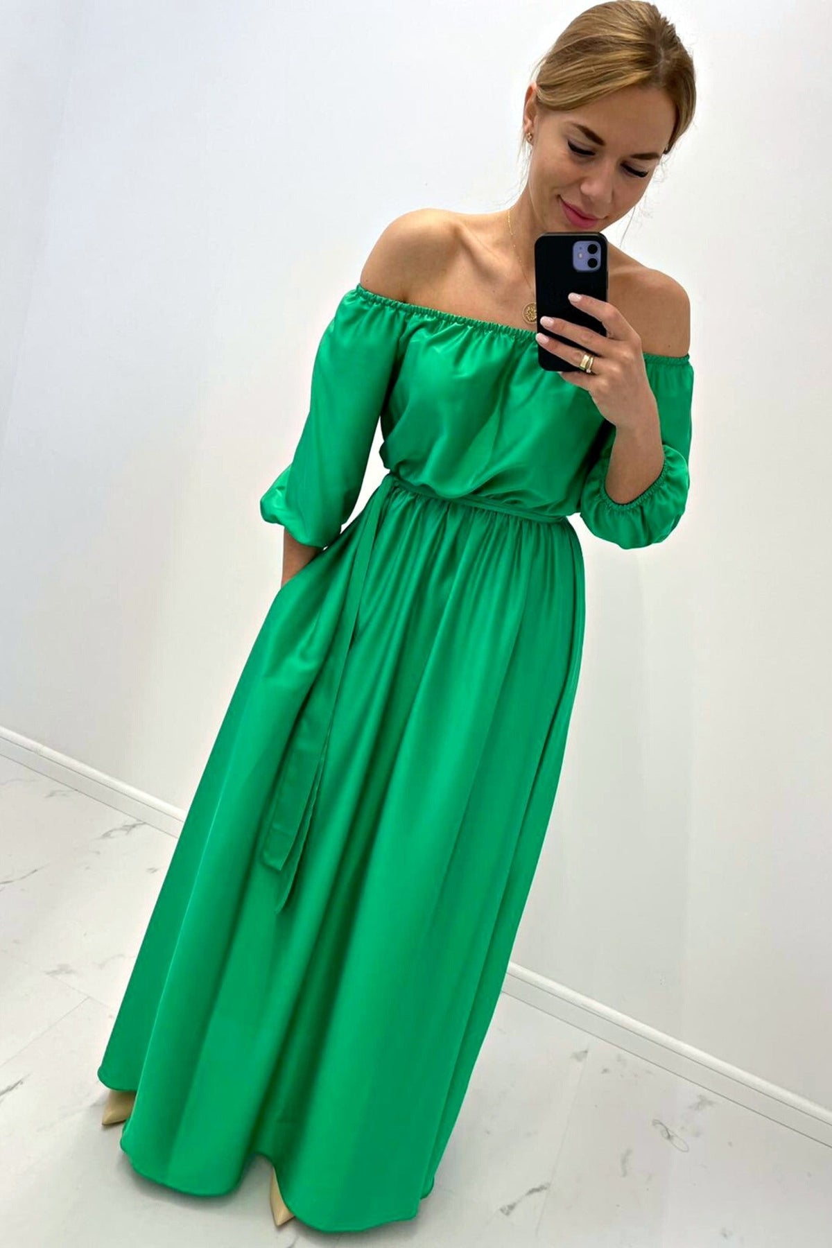 Abito lungo svasato estivo verde Moda-Mania con scollo a barchetta in tessuto satinato, morbido e elegante.