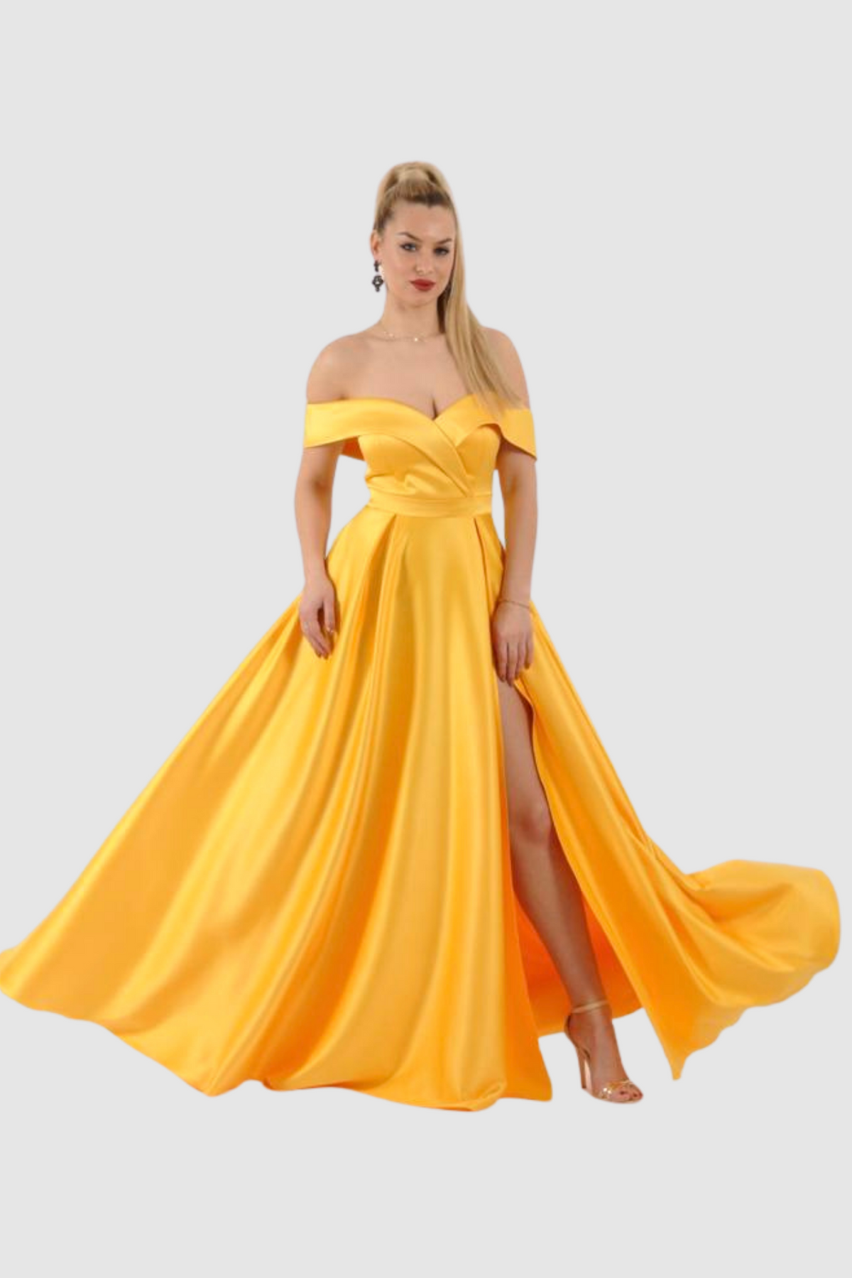 Abito lungo svasato giallo Moda-Mania in taffetà con scollo a barchetta e spacco laterale, elegante e raffinato.