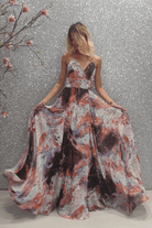 Abito lungo svasato in velo multicolore viola con fantasie, dettagli regolabili, marca Moda-Mania, abbigliamento femminile elegante.