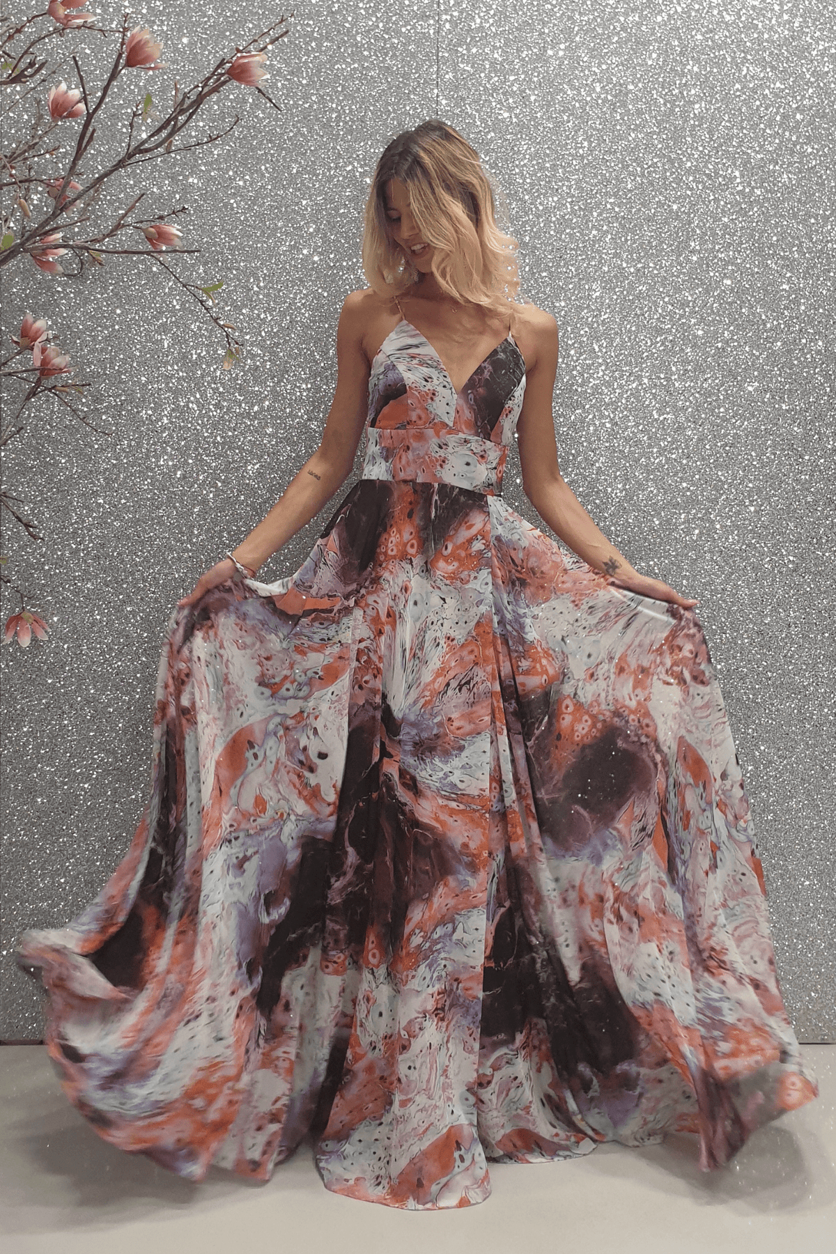 Abito lungo svasato in velo multicolore viola con fantasie, dettagli regolabili, marca Moda-Mania, abbigliamento femminile elegante.