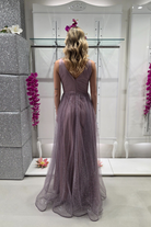 Abito lungo svasato lilla in tulle glitterato con spacco e decorazioni floreali, modello Moda-Mania.