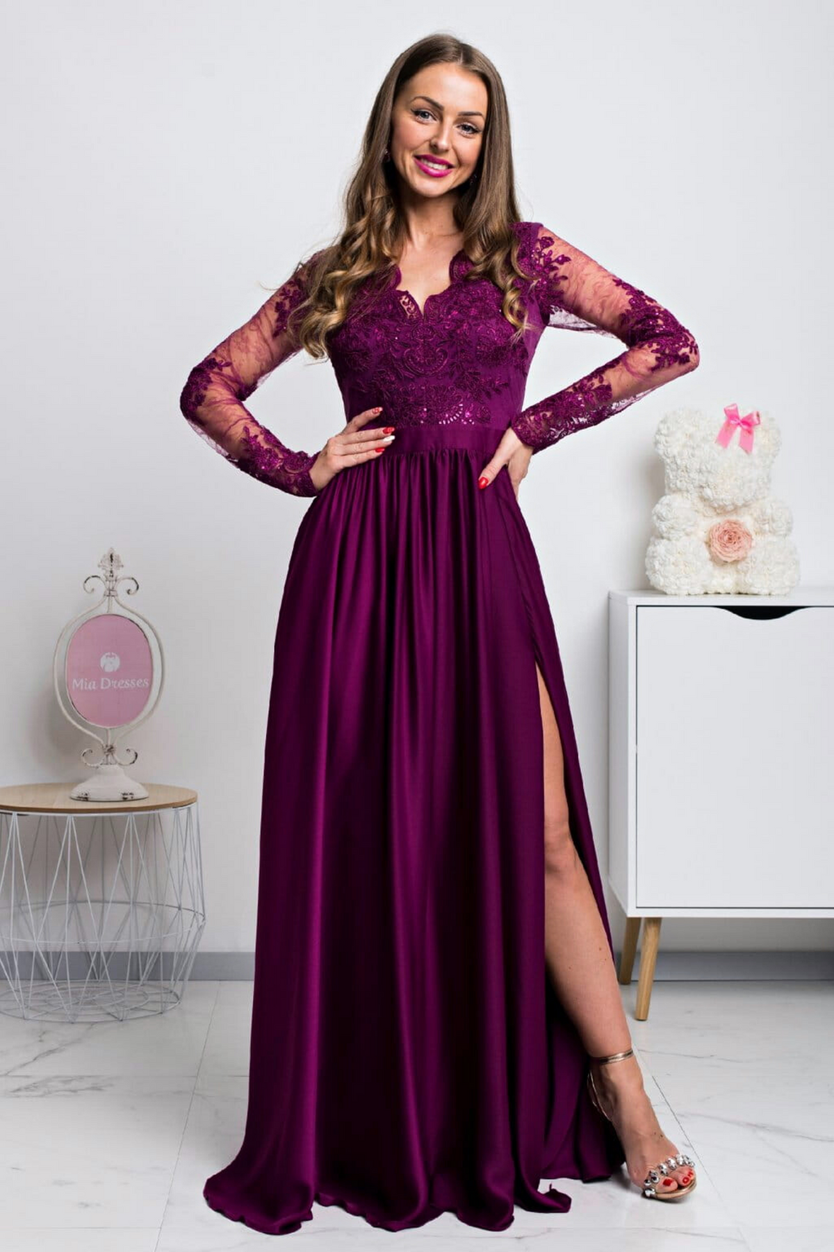 Abito lungo svasato magenta di Moda-Mania, tessuto lucido con spacco laterale e corpetto in tulle ricamato.