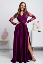 Abito lungo svasato magenta di Moda-Mania, tessuto lucido con spacco laterale e corpetto in tulle ricamato.