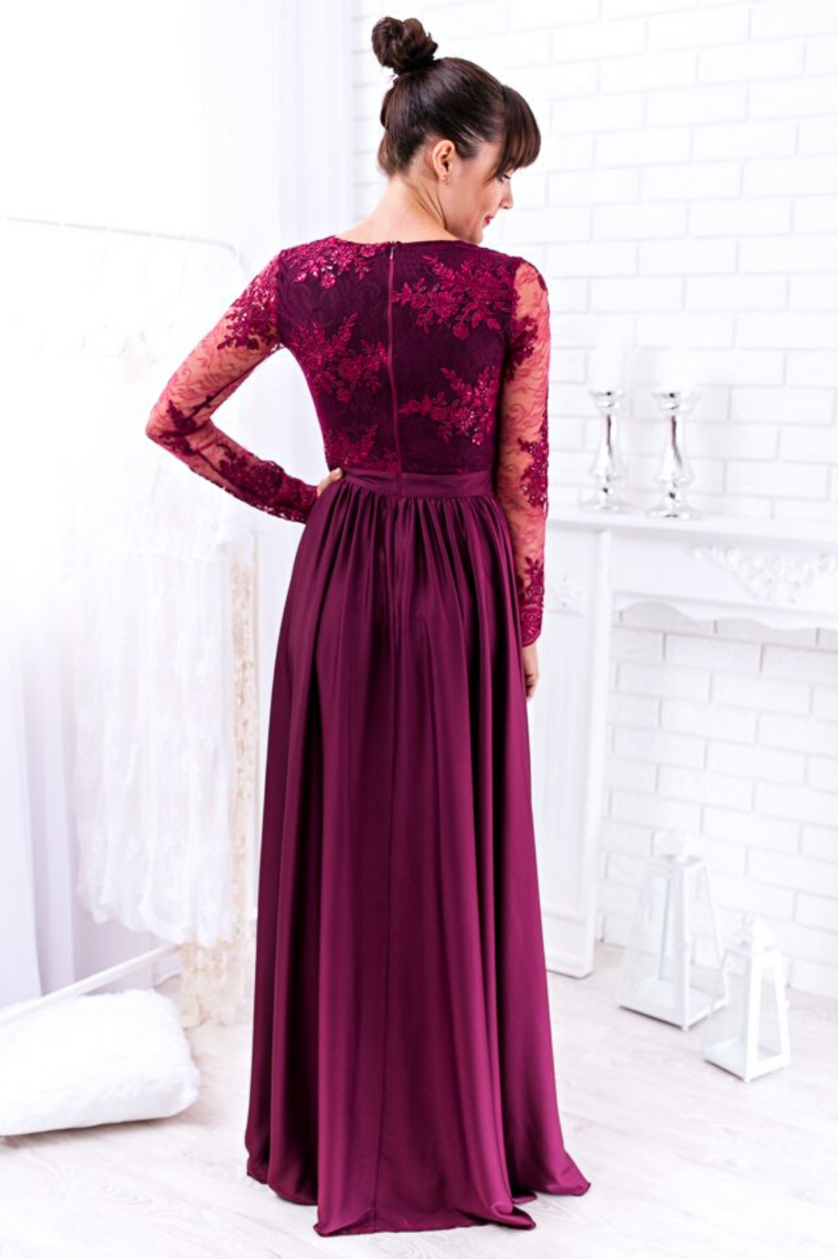 Abito lungo svasato magenta Moda-Mania con tessuto lucido, spacco laterale e corpetto in tulle ricamato, elegante e raffinato.