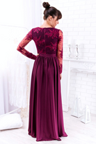 Abito lungo svasato magenta Moda-Mania con tessuto lucido, spacco laterale e corpetto in tulle ricamato, elegante e raffinato.