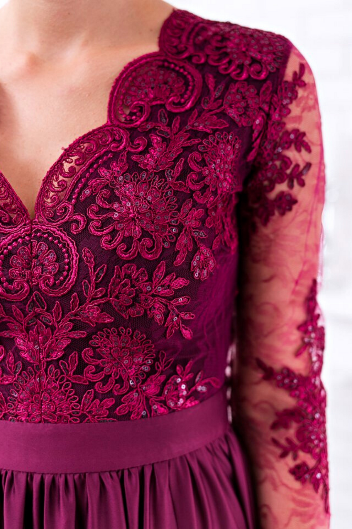 Abito lungo svasato magenta in tessuto lucido con spacco laterale e corpetto in tulle ricamato, firma Moda-Mania.