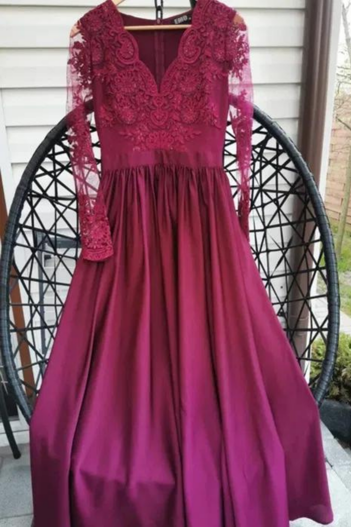 Abito lungo svasato magenta in tessuto lucido con spacco laterale e corpetto in tulle ricamato, firmato Moda-Mania.