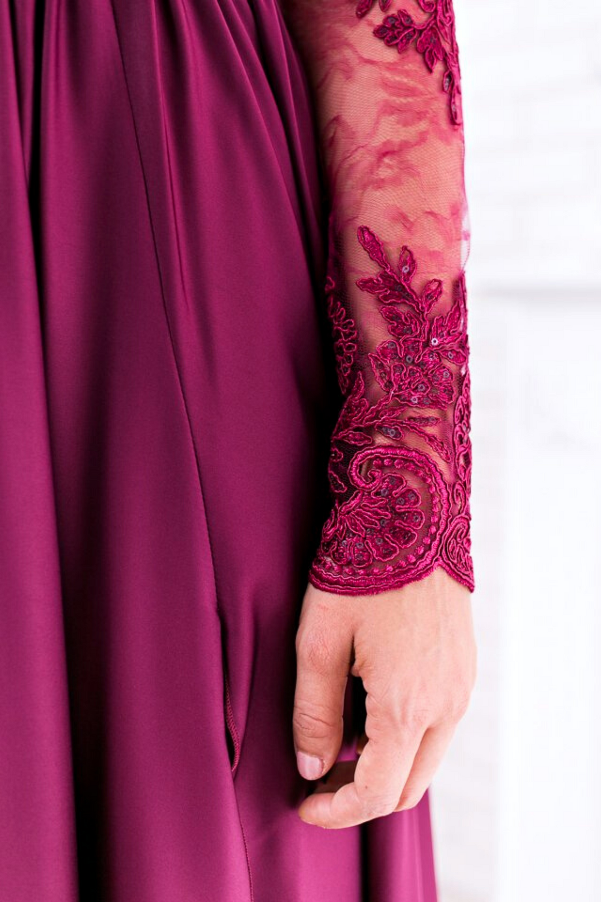 Abito lungo svasato magenta Moda-Mania con tessuto lucido, spacco laterale e corpetto in tulle ricamato, elegante e femminile.