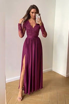Abito lungo svasato magenta Moda-Mania con tessuto lucido, spacco laterale e corpetto in tulle ricamato, in primo piano.