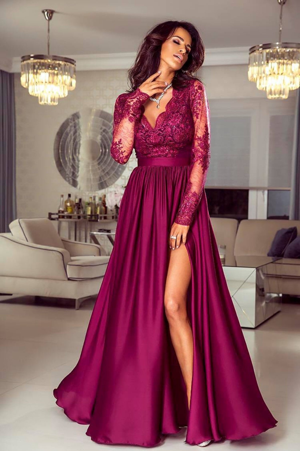 Abito lungo svasato magenta in tessuto lucido con spacco laterale e corpetto in tulle ricamato, moda-mania.