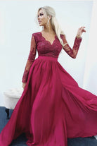 Abito lungo svasato magenta Moda-Mania con tessuto lucido, spacco laterale e corpetto in tulle ricamato, visualizzato in dettaglio.