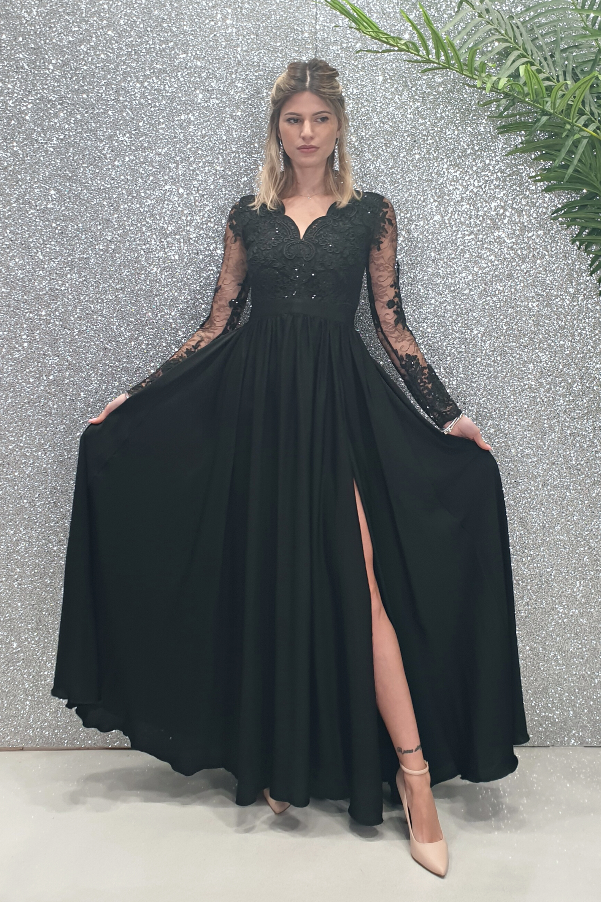 Abito lungo svasato nero Moda-Mania con spacco laterale e corpetto in tulle ricamato, elegante e sofisticato.