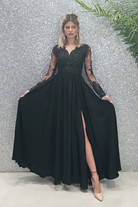 Abito lungo svasato nero Moda-Mania con spacco laterale e corpetto in tulle ricamato, elegante e sofisticato.